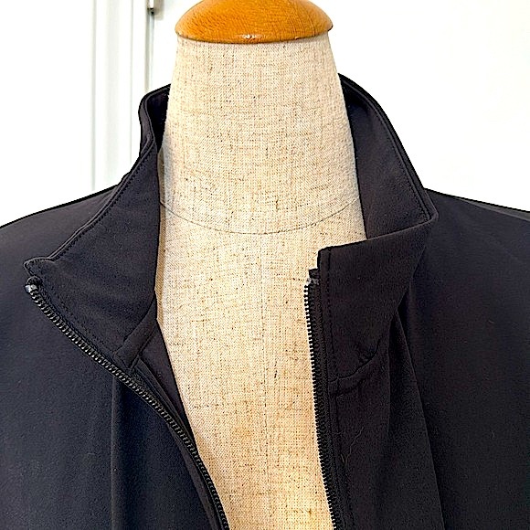 NWOT! Men's Uniqlo Lightweight Jacket! - Picture 4 of 8